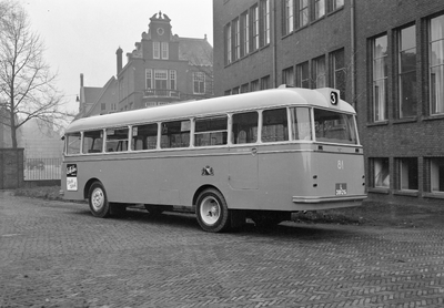 86551 Afbeelding van de Daf/Domburg autobus nr. 81 (serie 76-90) van het G.E.B.R.U. op het remiseterrein aan de ...